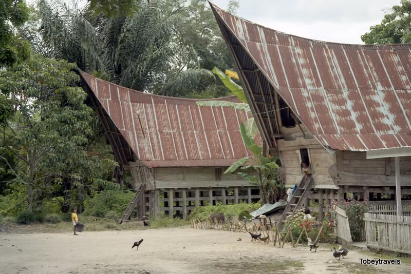 Khoảng sân phía trước một nhà sàn hình thuyền ở Samosir.