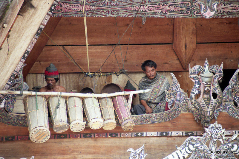 Nhạc công Batak Toba bên những nhạc cụ truyền thống.