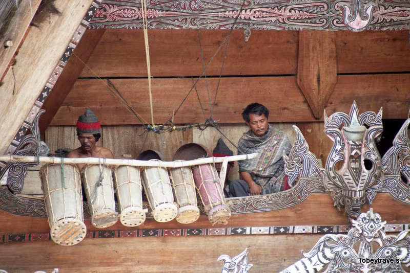 Nhạc công Batak Toba bên những nhạc cụ truyền thống.
