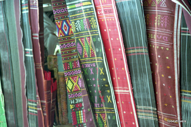 Cận cảnh những món đồ thổ cẩm đặc sắc.