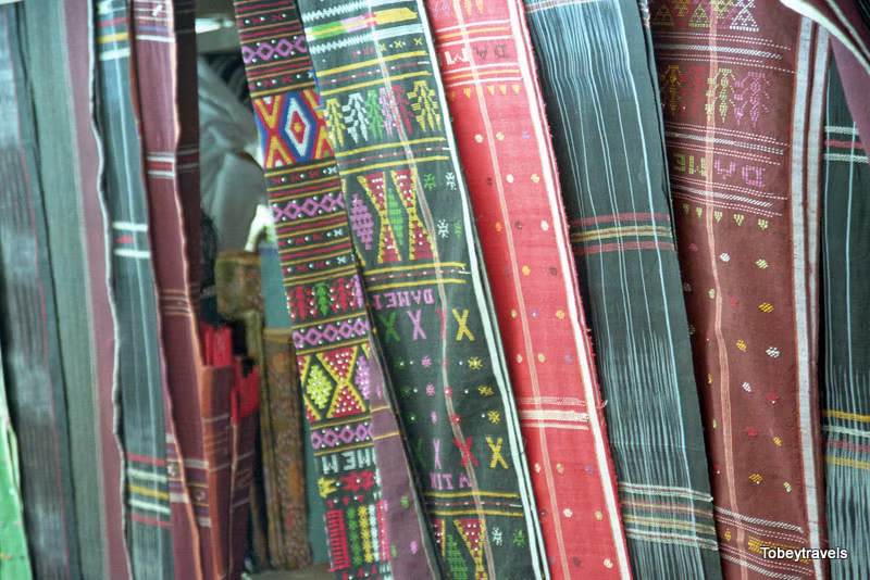 Cận cảnh những món đồ thổ cẩm đặc sắc.