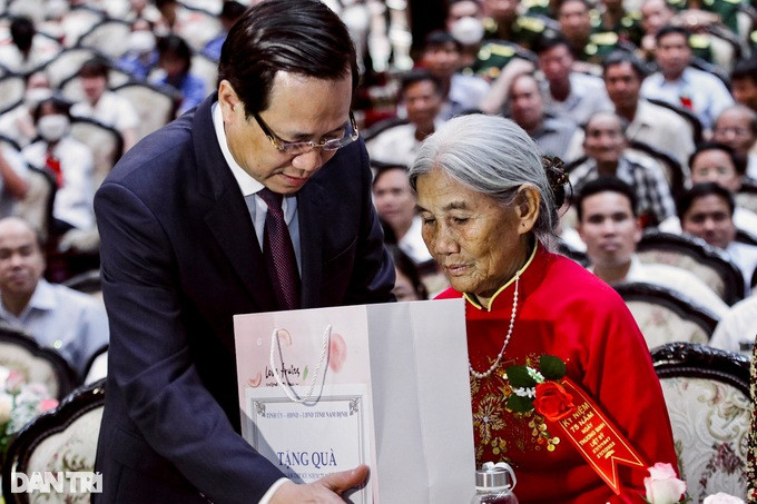 Ca nuoc con khoang 200 ngan liet sy chua tim thay hai cot