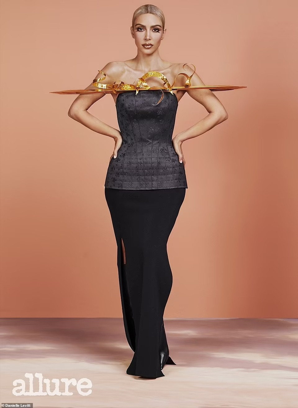 Kim cho biết cô dành cả buổi tối thực hiện liệu trình làm đẹp và trị liệu da bằng laser, ngay cả sau một ngày làm việc bận rộn và tất bật chăm sóc 4 con.