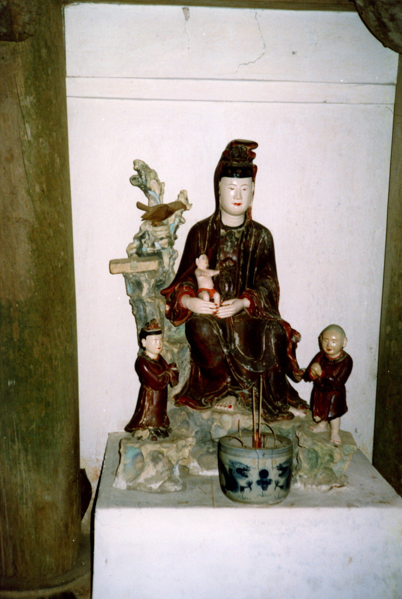 Tượng Quan Âm Tống Tử ở chùa Tây Phương.