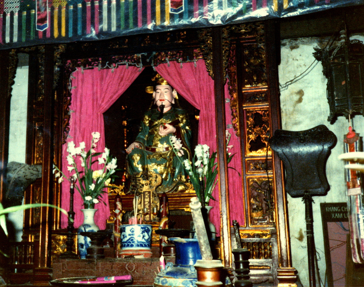 Tượng Đức Thánh Trần ở hậu cung đền Ngọc Sơn.