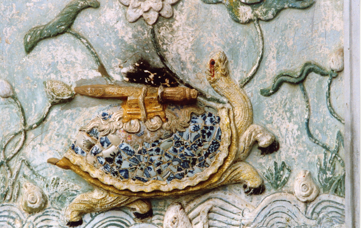 Hình Thần Quy Lạc Thư ở cổng Đắc Nguyệt Lâu, đền Ngọc Sơn. Lúc này thần Kim Quy có màu vàng, còn hiện tại là màu xanh đậm.