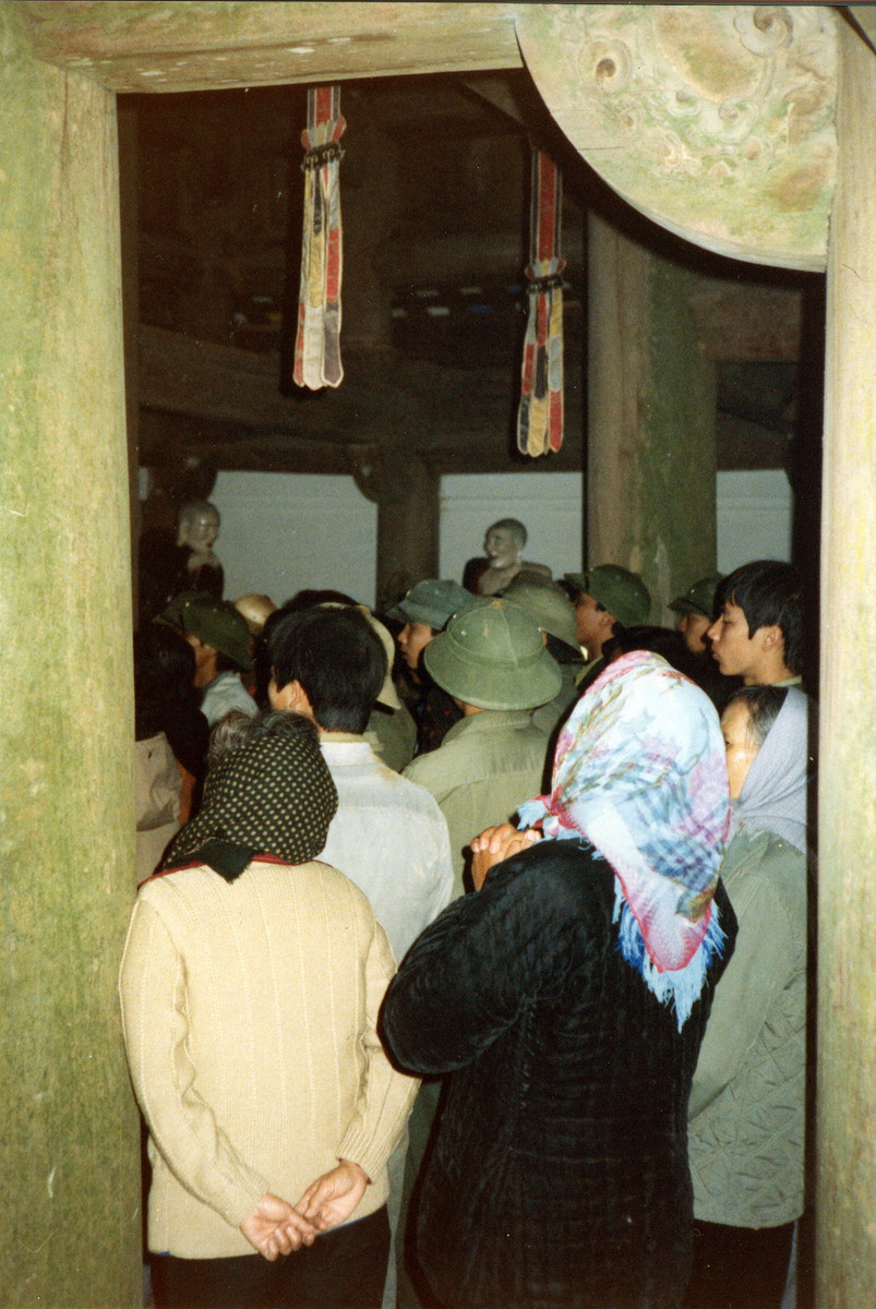 Gian chùa có bộ tượng "18 vị La Hán chùa Tây Phương" thu hút rất đông người đến chiêm bái.