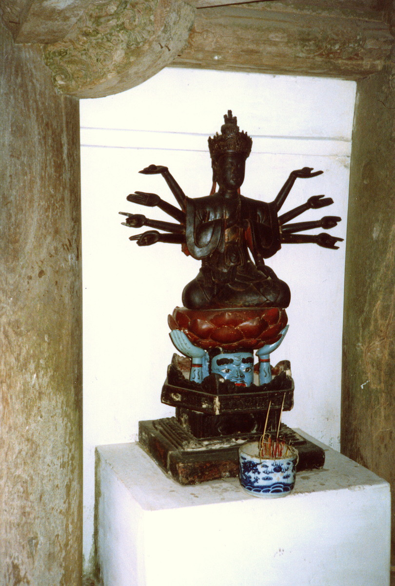 Tượng Phật bà Quan âm ở chùa Tây Phương.