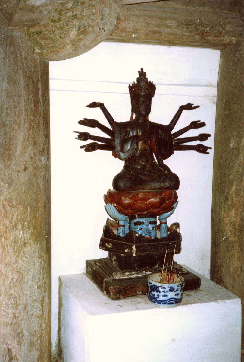 Tượng Phật bà Quan âm ở chùa Tây Phương.