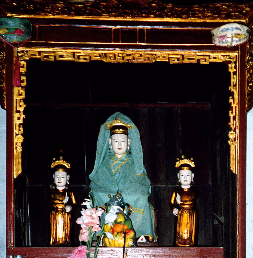 Một khám thờ ở đền Ngọc Sơn năm 1990.