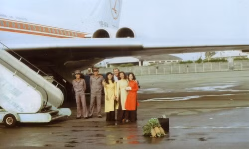 Bức ảnh lưu niệm ông Günter Mosler chụp với các người đẹp áo dài trước khi cất cánh ở sân bay Tân Sơn Nhất.