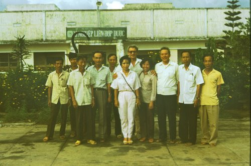 Chuyên gia Đức chụp ảnh cùng các xán bộ Xí nghiệp Liên hợp Dược Hậu Giang.