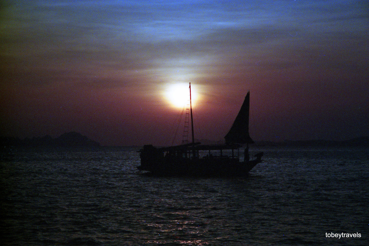 Con thuyền nhỏ tắm mình trong ánh rạng đông.