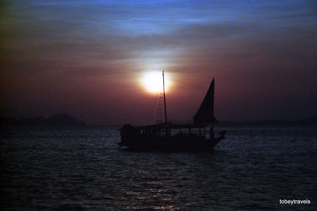 Con thuyền nhỏ tắm mình trong ánh rạng đông.