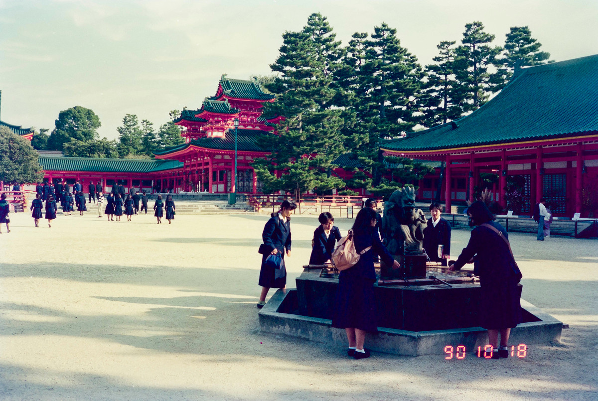 Các nữ sinh tham quan đền Heian-jingu (Bình An Thần Cung), 18/10/1990.