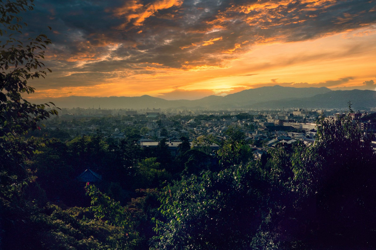 Thành phố Kyoto nhìn từ chùa Kiyomizu-dera.