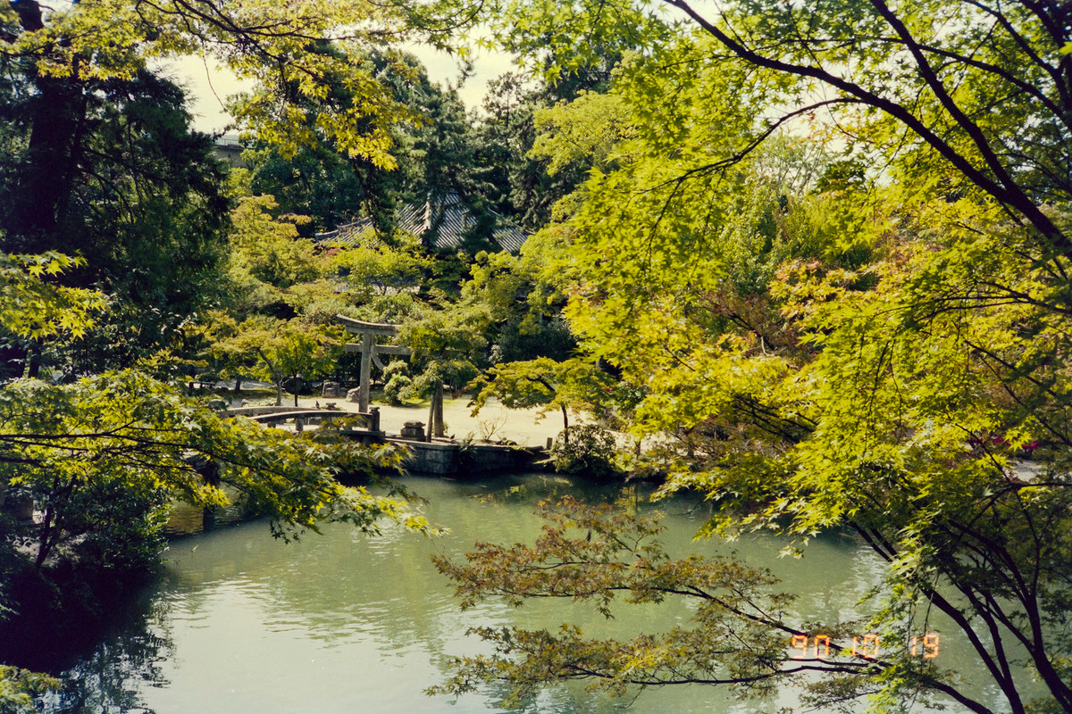 Trong khuôn viên chùa Nison-in (Nhị Tôn Viện), 19/10/1990.