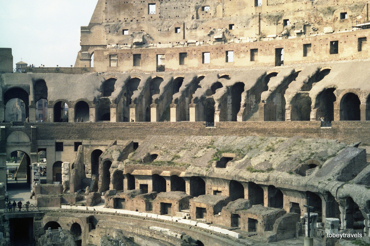 Khán đài của Colosseum - đấu trường La Mã, nơi các võ sĩ giác đấu và nô lệ có nguồn gốc tù binh chiến tranh thi đấu và trình diễn công chúng. Công trình được xây dựng khoảng năm 70-80 sau SCN, sức chứa lúc mới xây xong là 50.000 khán giả.