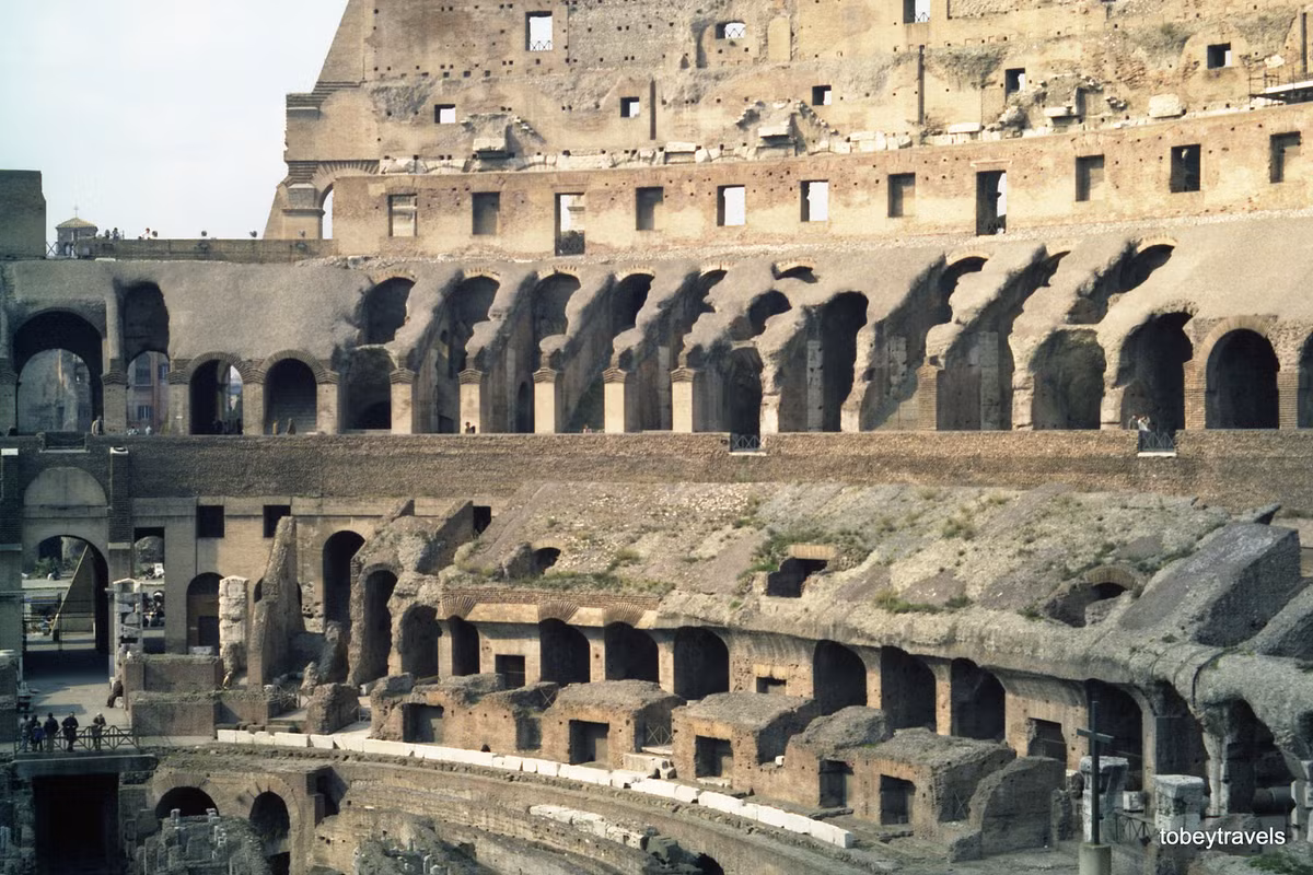 Khán đài của Colosseum - đấu trường La Mã, nơi các võ sĩ giác đấu và nô lệ có nguồn gốc tù binh chiến tranh thi đấu và trình diễn công chúng. Công trình được xây dựng khoảng năm 70-80 sau SCN, sức chứa lúc mới xây xong là 50.000 khán giả.