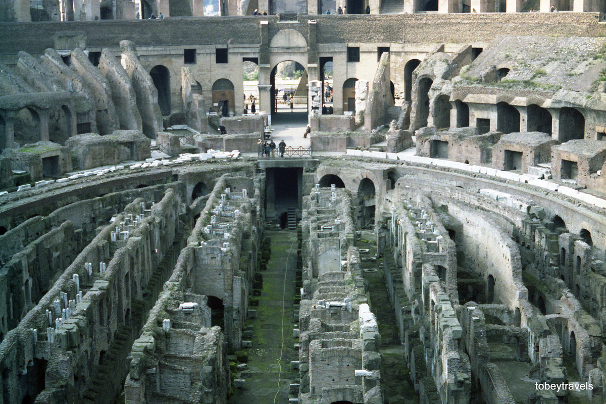 Bên dưới Colosseum là một mạng lưới lối đi ngầm từng được sử dụng để vận chuyển súc vật và đấu sĩ đến sàn đấu.