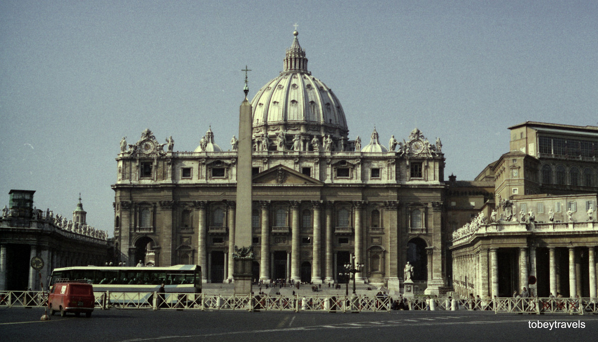 Vương cung thánh đường Thánh Phêrô, một trong bốn nhà thờ lớn nhất ở Vatican, vùng đất thánh tồn tại với tư cách một quốc gia độc lập trong lòng thành phố Roma.