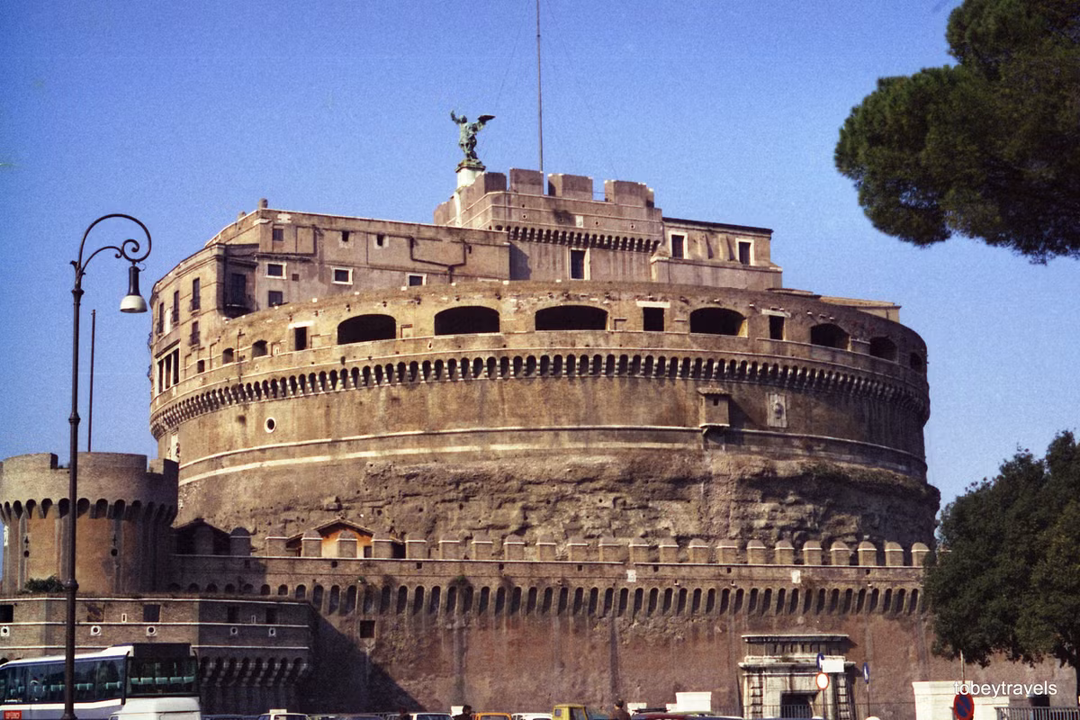 Lâu đài Thiên Thần (Castel Sant'Angelo), một tòa nhà cao hình trụ tọa lạc ở Công viên Adriano của Roma, được xây dựng vào khoảng năm 123–139 với mục đích ban đầu là làm lăng mộ cho hoàng đế La Mã Hadrianus.