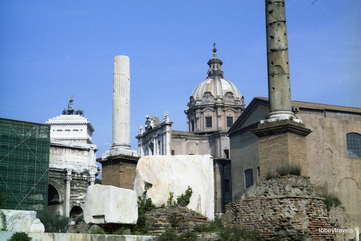 Khung cảnh ở Công trường La Mã (Roman Forum), một quảng trường chữ nhật được bao quanh bởi các tàn tích kiến trúc cổ đại quan trọng ở trung tâm thành phố Roma.