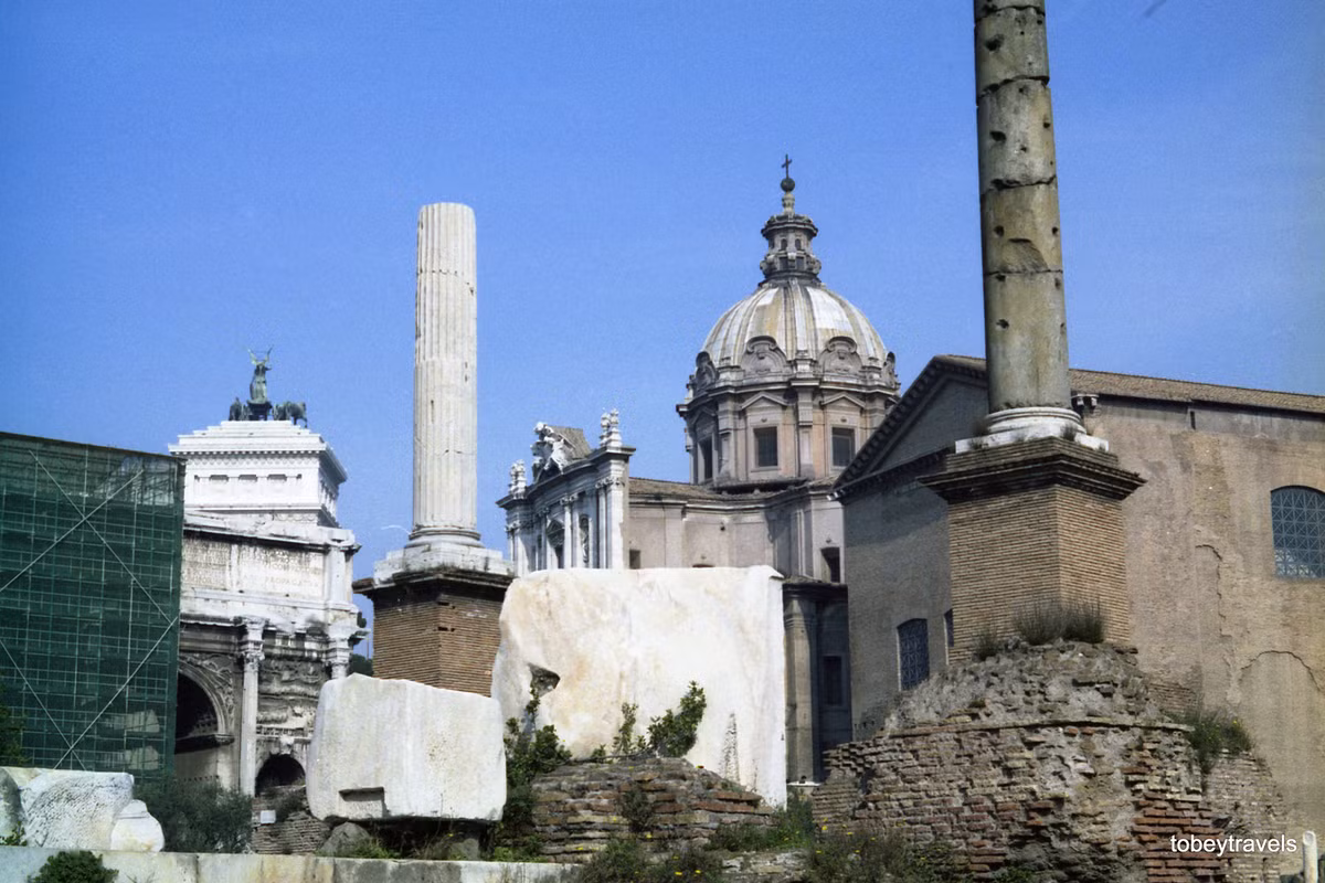 Khung cảnh ở Công trường La Mã (Roman Forum), một quảng trường chữ nhật được bao quanh bởi các tàn tích kiến trúc cổ đại quan trọng ở trung tâm thành phố Roma.