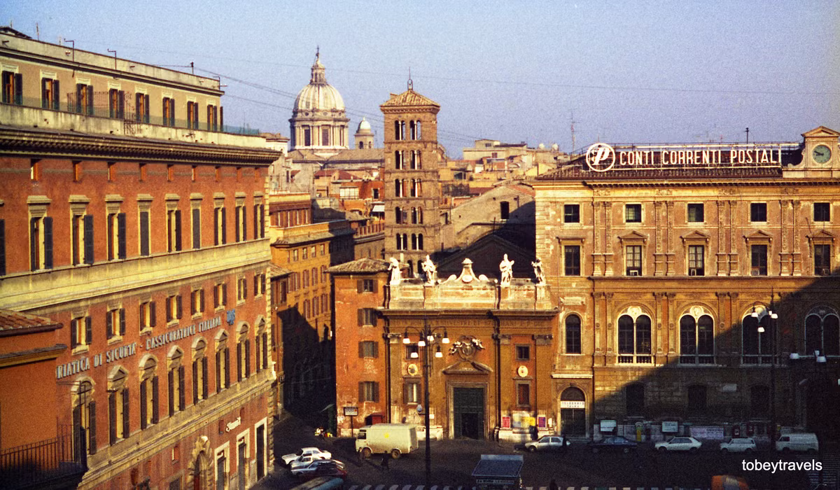 Vương cung thánh đường Saint Sylvester, có từ thế kỷ 8 và được xây lại vào năm 1591–1601, nằm ở góc Via del Gambero và Via della Mercede, liền kề với Bưu điện trung tâm, thành phố Roma, Italia năm 1982. Ảnh: Tobeytravels Flickr.