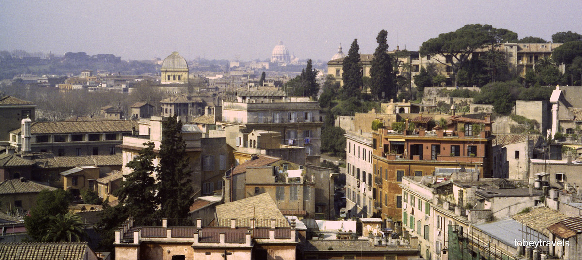 Từ đồi Palatine nhìn về Vương cung thánh đường Thánh Phêrô (mái vòm hiện lên phía xa).