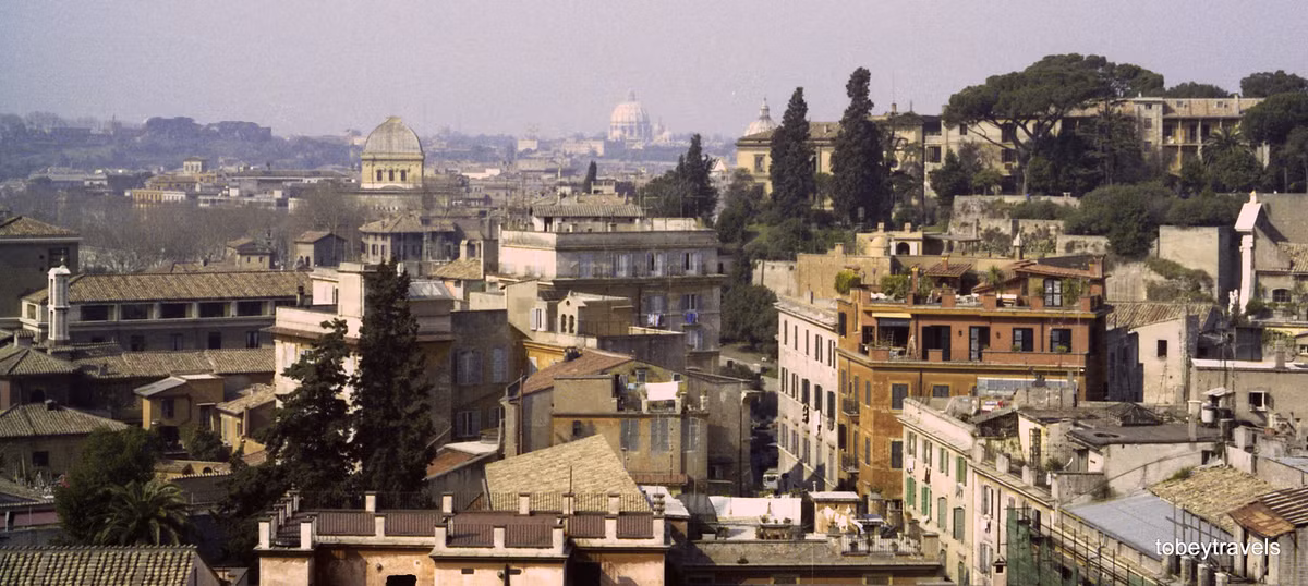 Từ đồi Palatine nhìn về Vương cung thánh đường Thánh Phêrô (mái vòm hiện lên phía xa).