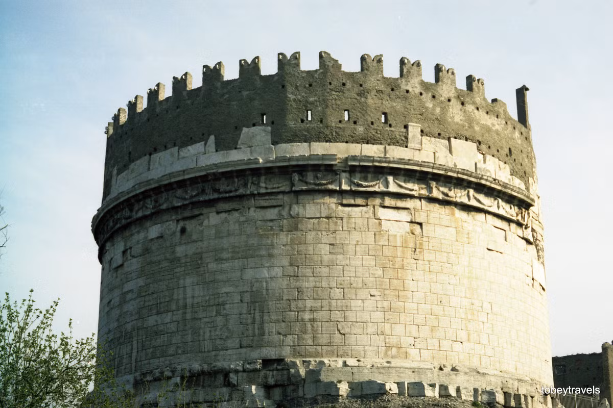 Lăng mộ Caecilia Metella, được xây dựng ở ngoại vi Roma vào thế kỷ 1 TCN để tôn vinh Caecilia Metella, con gái của chính khách Quintus Caecilius Metellus Creticus.