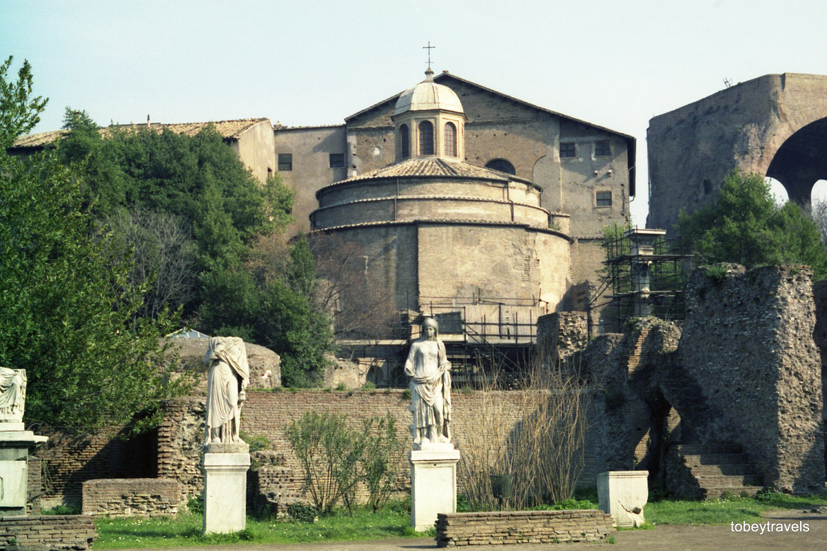 Ngôi nhà của các Trinh nữ Vestal, một công trình tiêu biểu ở Công trường La Mã.