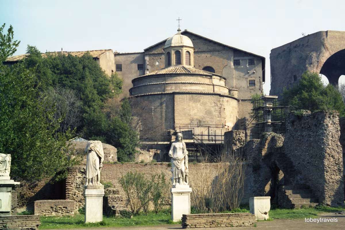 Ngôi nhà của các Trinh nữ Vestal, một công trình tiêu biểu ở Công trường La Mã.