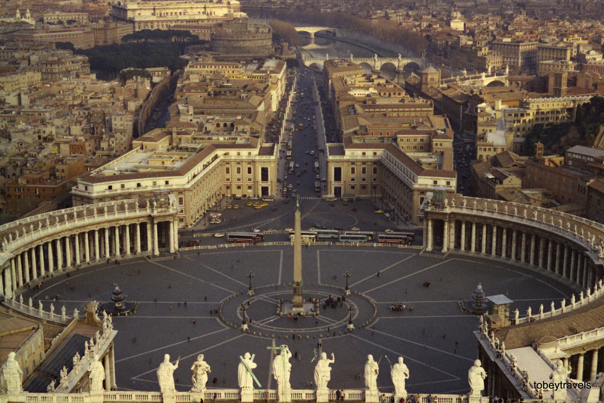 Quảng trường Thánh Phêrô nhìn từ Vương cung thánh đường Thánh Phêrô.