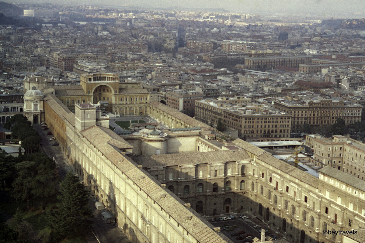 Từ Vương cung thánh đường Thánh Phêrô nhìn xuống khu văn khố Tông Tòa Vatican.