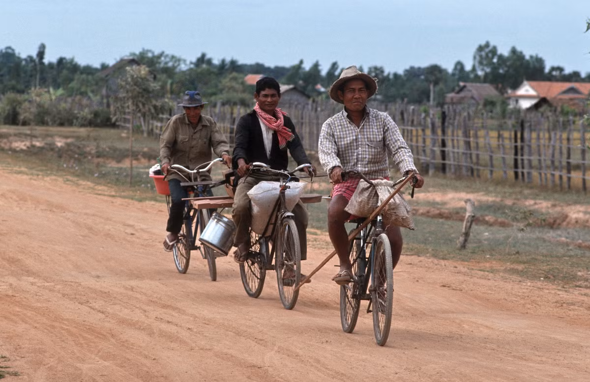 Trên quốc lộ 6 ở Siem Reap, Campuchia năm 1992. Ảnh: Stefan Hajdu Flickr.
