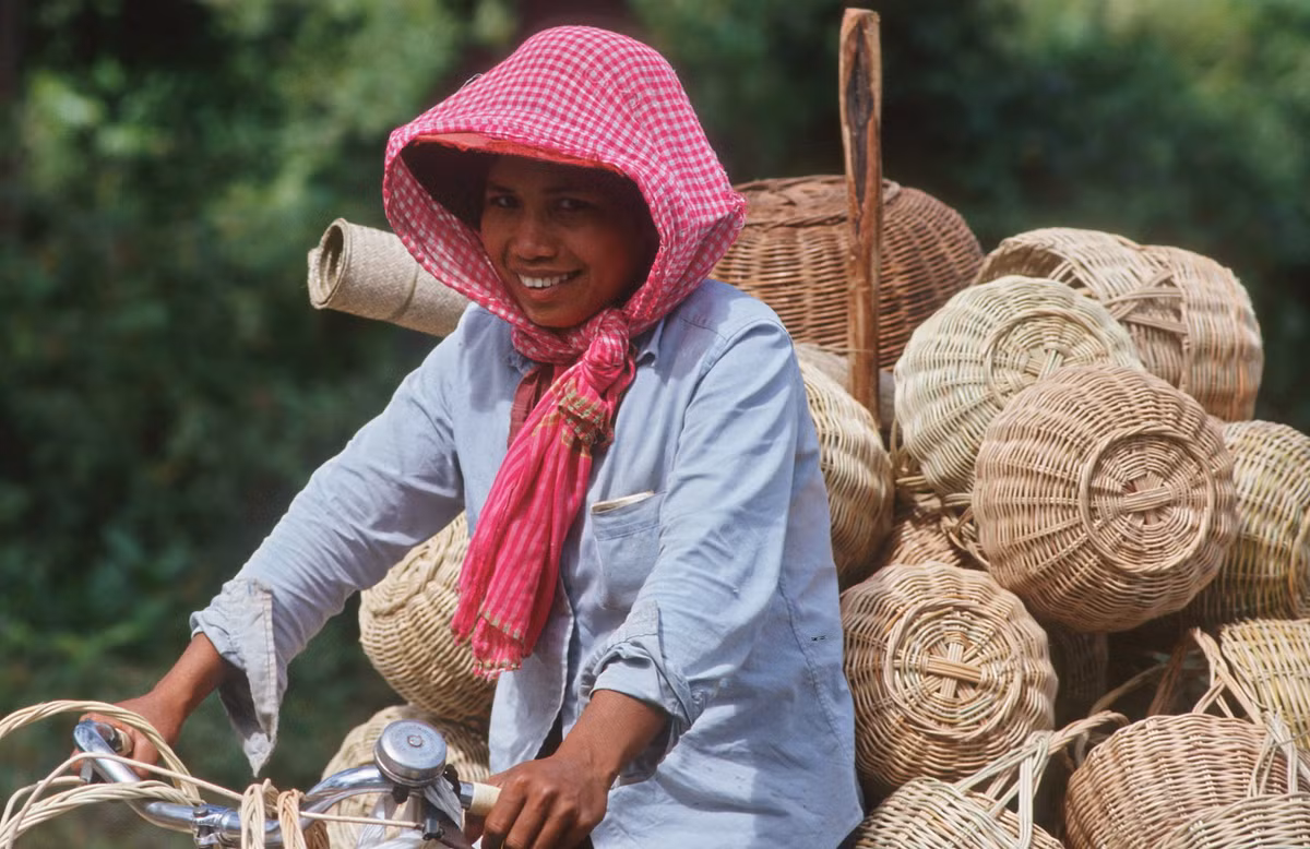 Nụ cười của người bán giỏ tre đan.