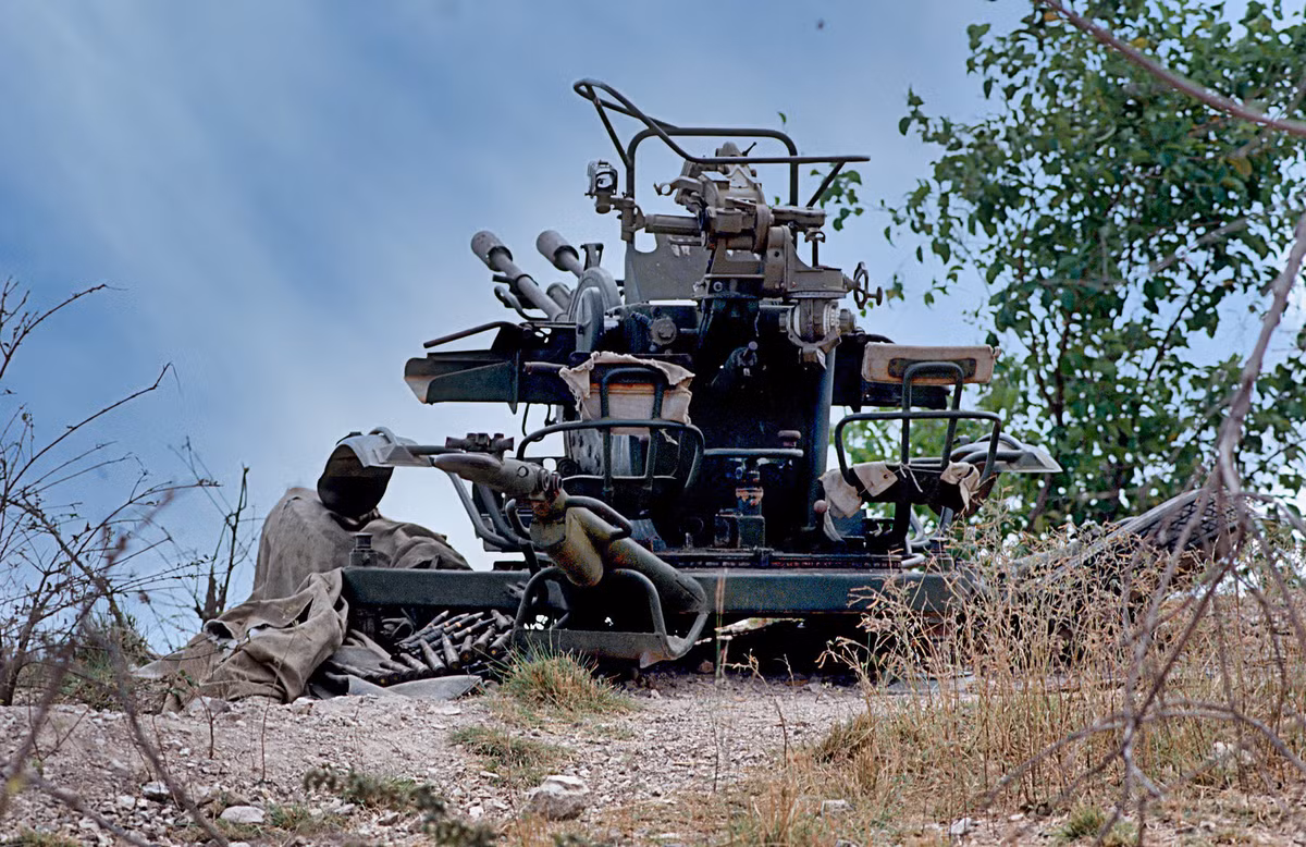 Một ổ súng sót lại từ cuộc chiến.