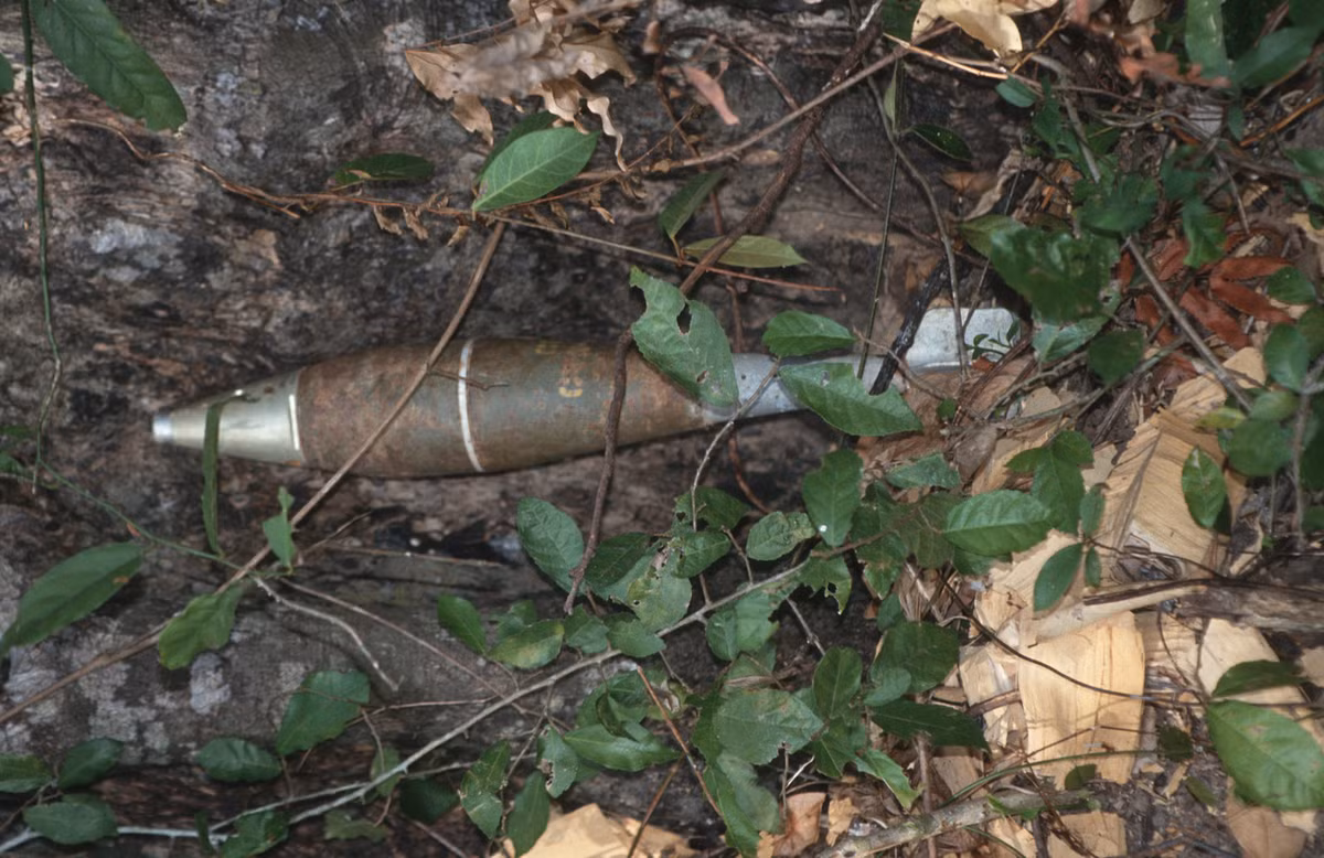 Vỏ đạn cối được nhìn thấy trên đường đến đền Phnom Bakheng, một địa điểm ngắm hoàng hôn nổi tiếng ở Siem Reap.