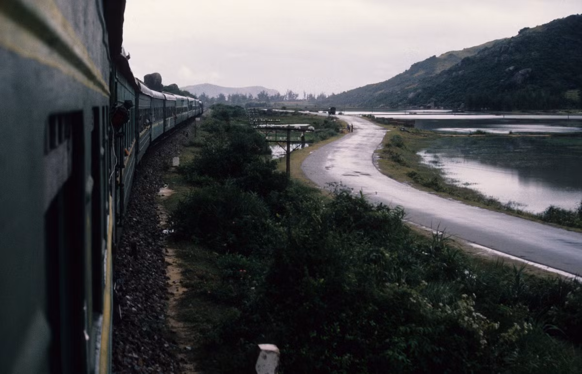 Khung cảnh bên ngoài cửa sổ một toa tàu của đoàn tàu Bắc - Nam.