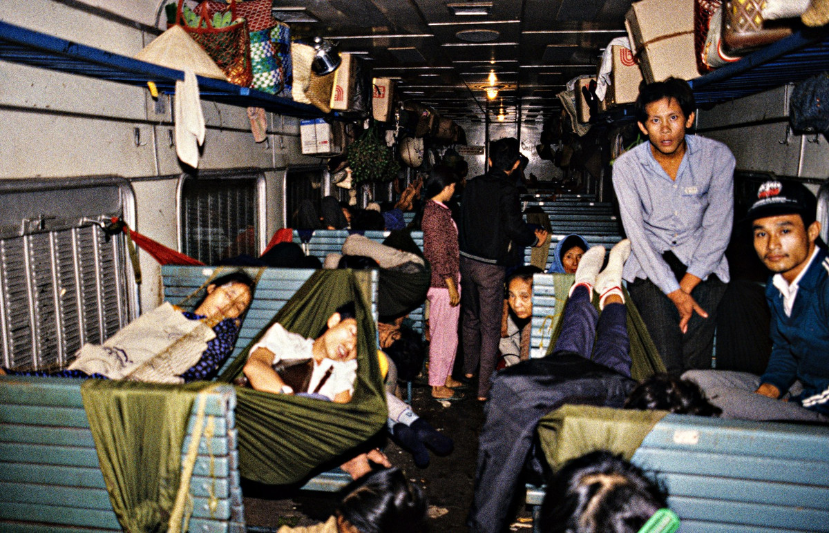 Bên trong toa tàu buổi đêm của chuyển tàu đi về phía Bắc.