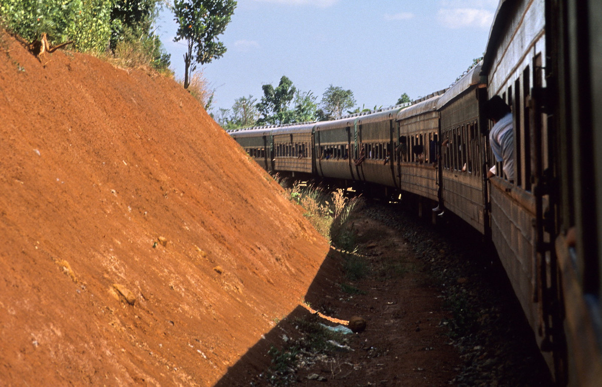 Đoàn tàu đi vào một khúc cua.