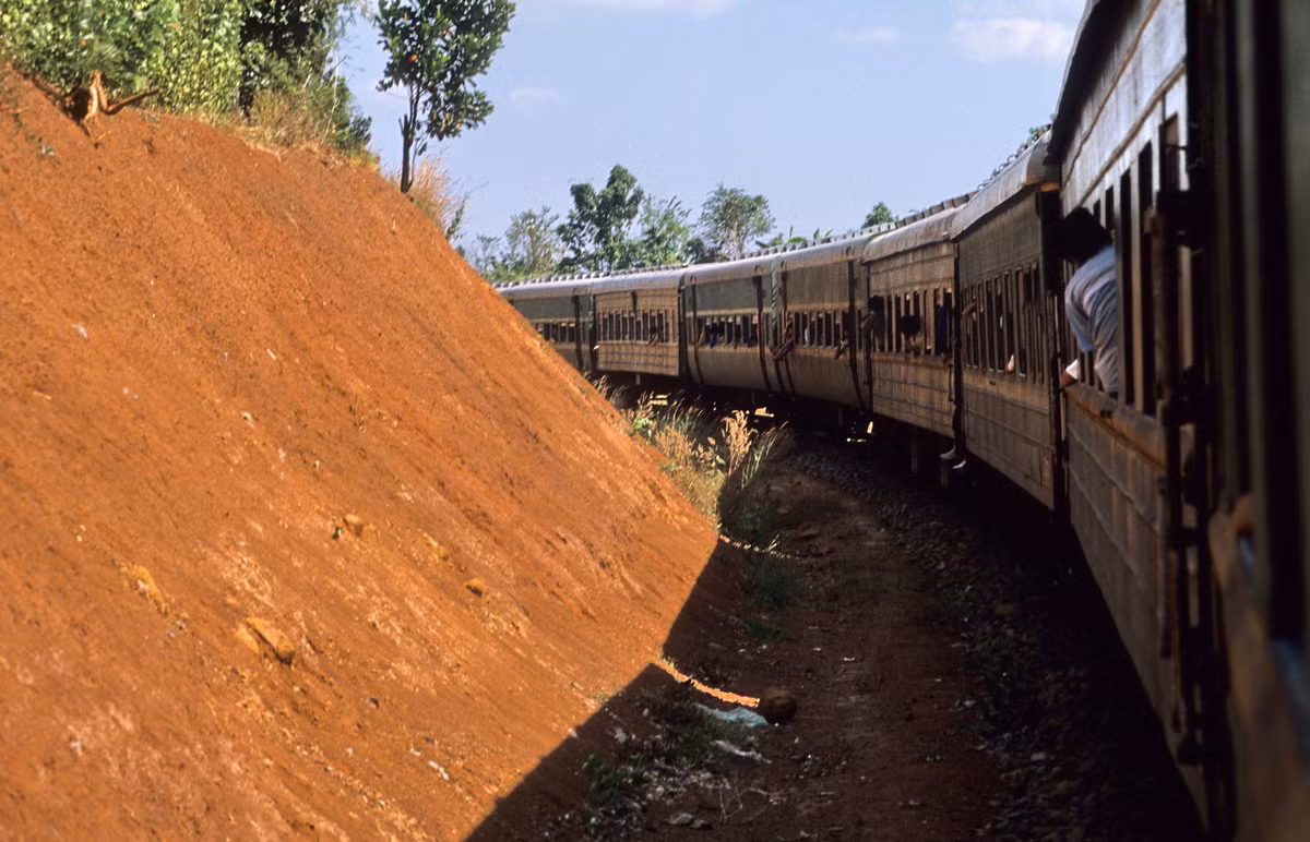 Đoàn tàu đi vào một khúc cua.