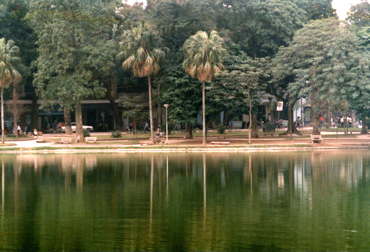 Bờ hồ ở phía phố Hàng Khay.