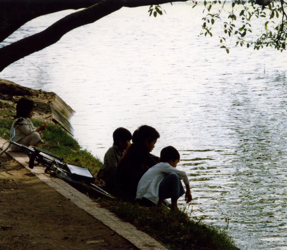 Những đứa trẻ thẩn thơ bên sóng nước hồ Hoàn Kiếm.