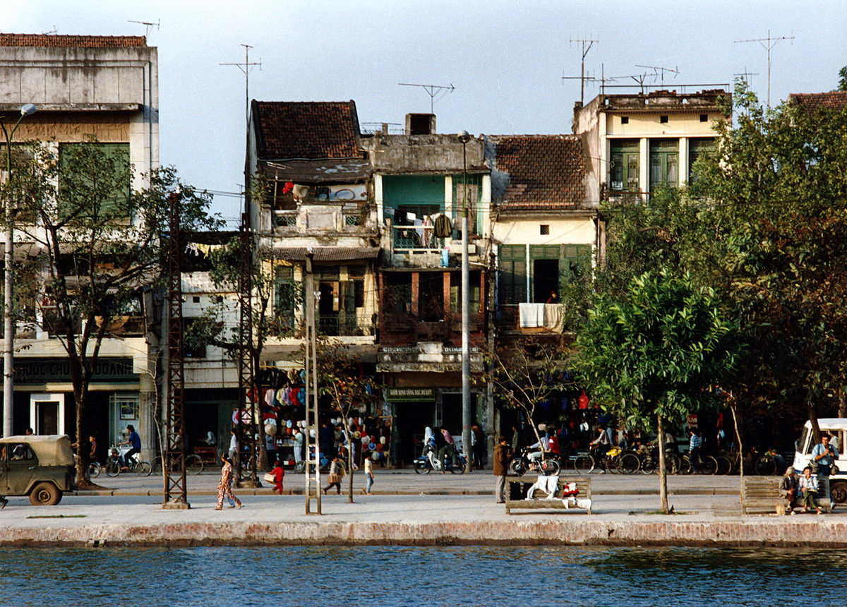 Những ngôi nhà trên phố Đinh Tiên Hoàng, nhìn từ cầu Thê Húc.