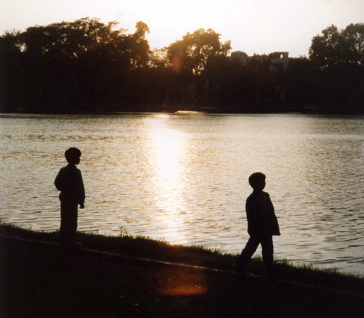 Ráng chiều tà trên hồ Hoàn Kiếm.