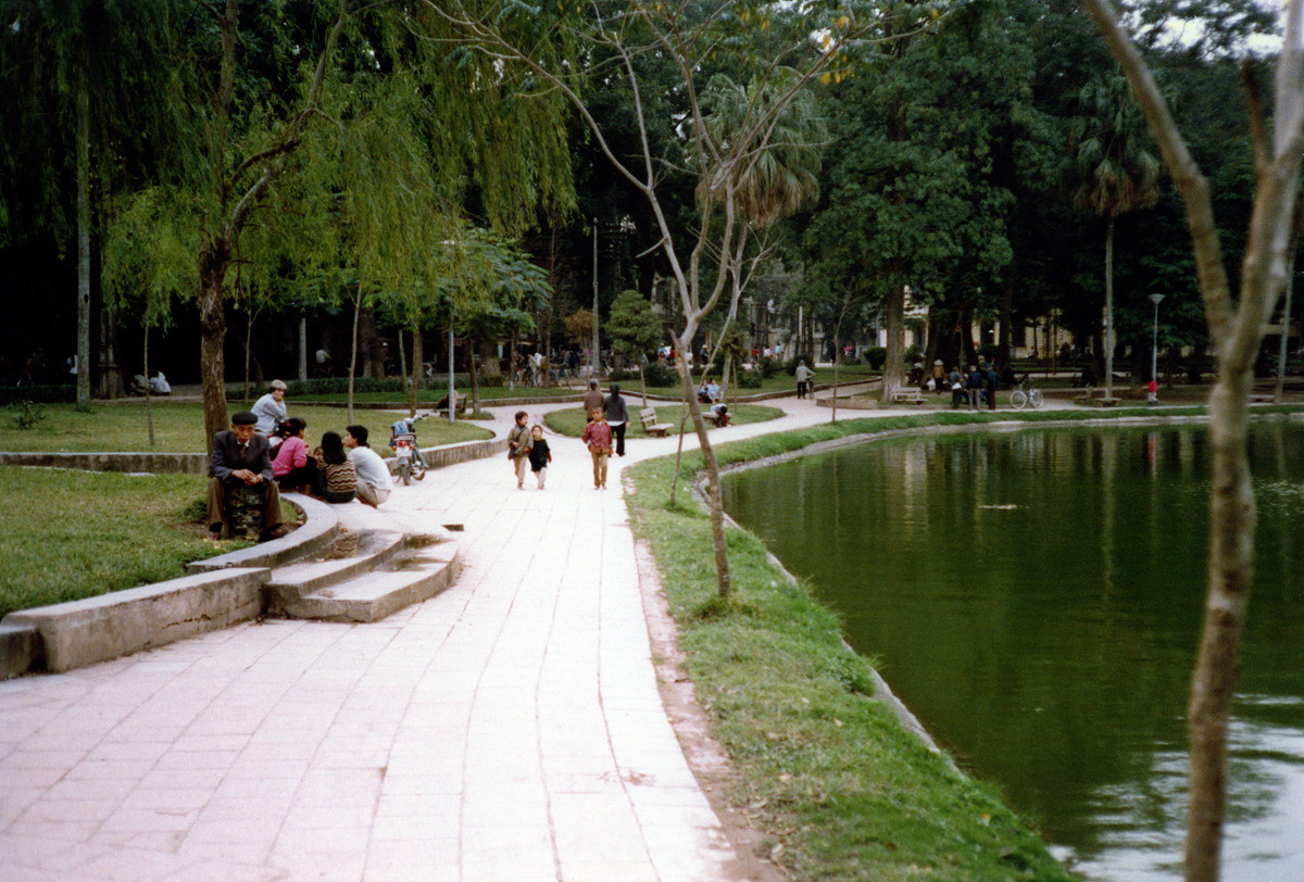 Một góc bờ hồ Hoàn Kiếm, phía Hàng Khay - Lê Thái Tổ.