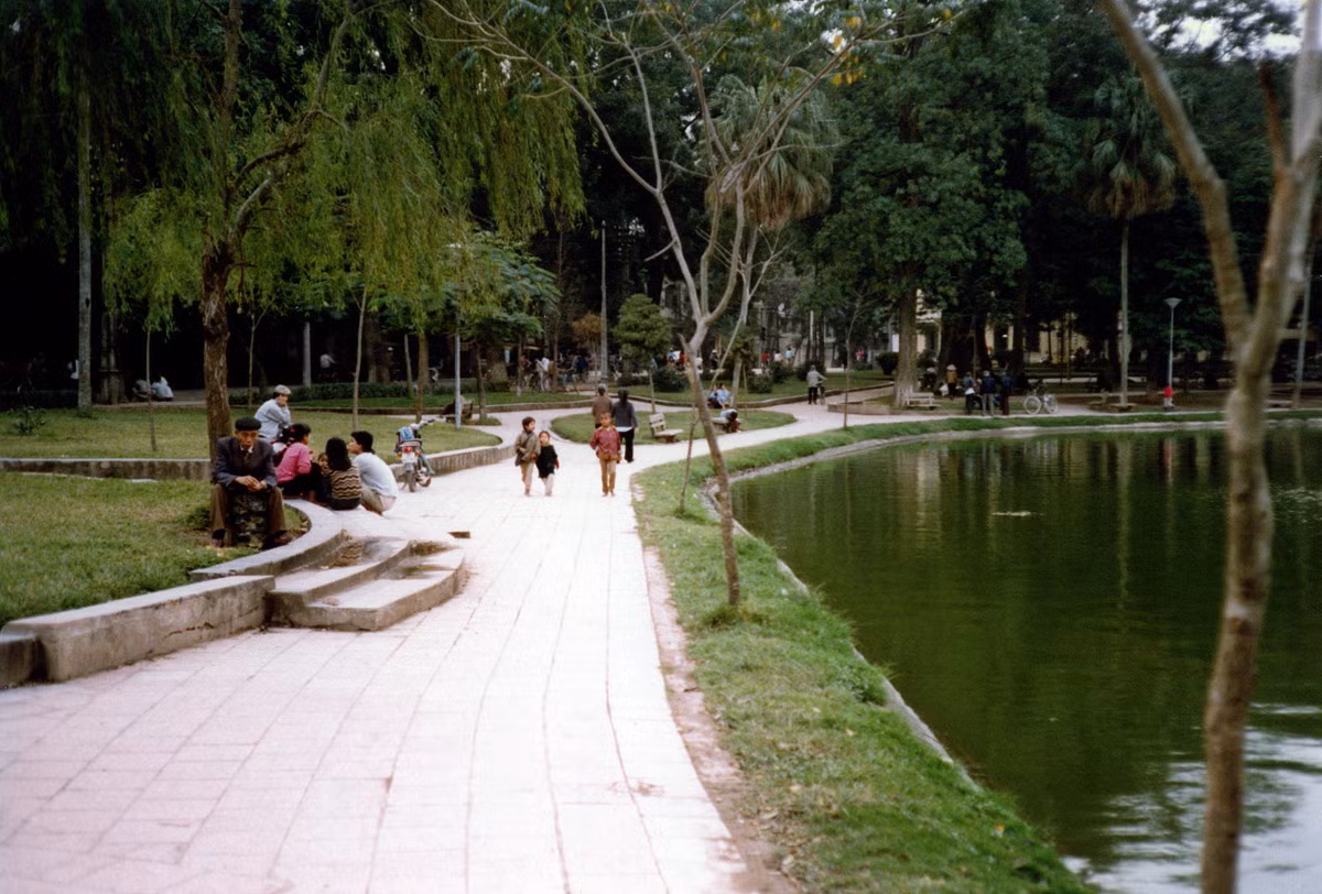 Một góc bờ hồ Hoàn Kiếm, phía Hàng Khay - Lê Thái Tổ.